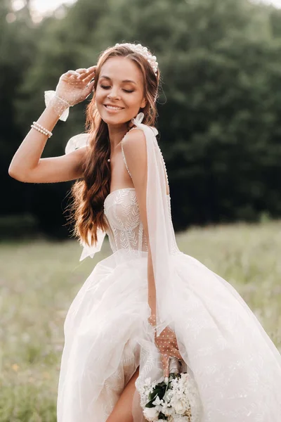 Dia Casamento Uma Noiva Elegante Vestido Longo Branco Luvas Com — Fotografia de Stock