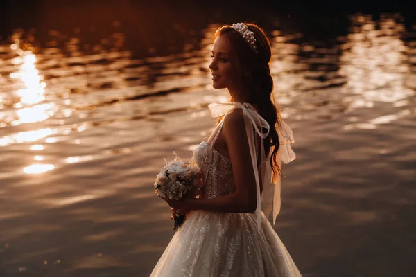 Una Novia Elegante Vestido Blanco Guantes Encuentra Junto Río Parque — Foto de Stock