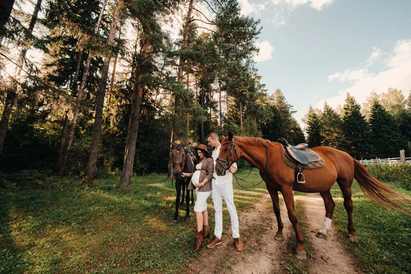 Şapkalı Hamile Bir Kız Beyaz Elbiseli Kocası Ormanda Atların Yanında — Stok fotoğraf