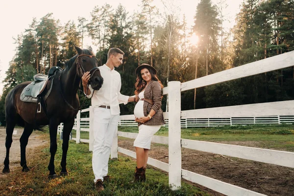 Těhotná Dívka Klobouku Muž Bílém Oblečení Stojí Vedle Koní Bílého — Stock fotografie