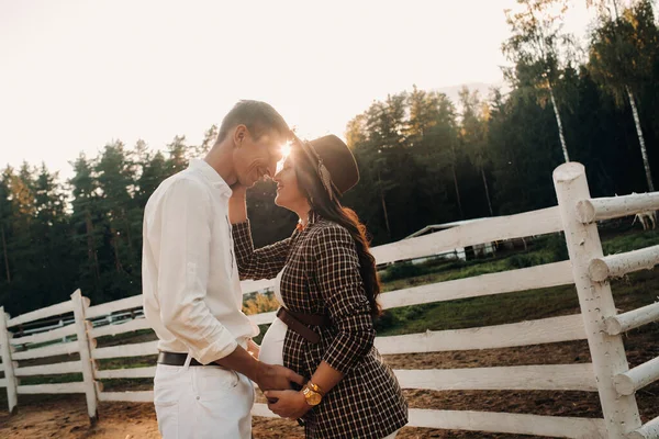 Uma Menina Grávida Chapéu Seu Marido Roupas Brancas Ficar Lado — Fotografia de Stock