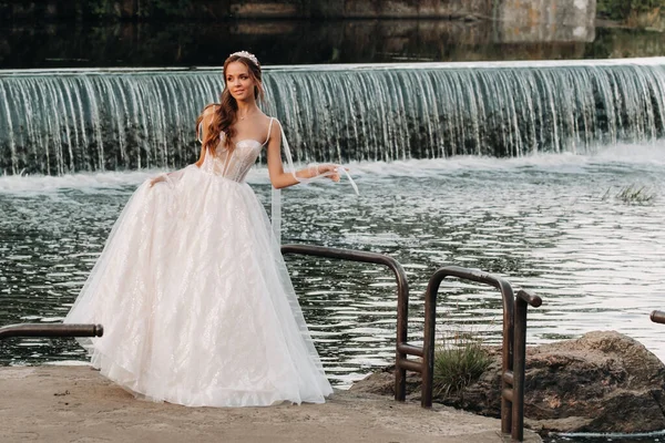 Uma Noiva Elegante Vestido Branco Luvas Fica Beira Rio Parque — Fotografia de Stock