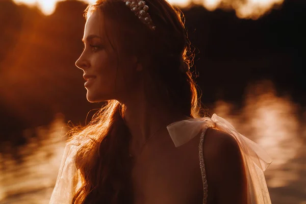 Una Novia Elegante Vestido Blanco Disfruta Naturaleza Atardecer Modelo Vestido — Foto de Stock