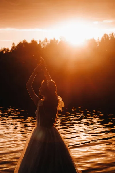 Elegant Bride White Dress Enjoys Nature Sunset Model Wedding Dress — Stock Photo, Image