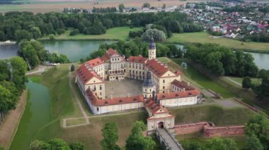 Nesvizh şatosunun üzerinde uçmak, kalenin ve gölün etrafındaki park, Nesvizh 'in hava görüntüsü.