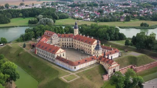 Flyger över Nesvizh slottet, parken runt slottet och sjön, antenn video av Nesvizh — Stockvideo