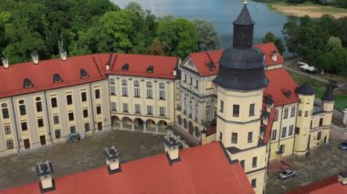Nesvizh şatosunun üzerinde uçmak, kalenin ve gölün etrafındaki park, Nesvizh 'in hava görüntüsü.