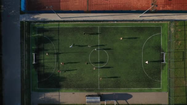 Pohled shora na sportovní fotbalové hřiště s lidmi, kteří hrají fotbal.Malé fotbalové hřiště na ulici v okrese Serebryanka. — Stock video