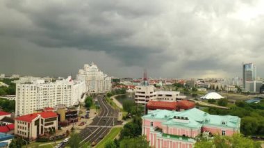 Minsk 'in tarihi merkezinin fırtınadan önceki panoramik görüntüsü. Minsk.Belarus' un merkezinde eski bir kasaba.