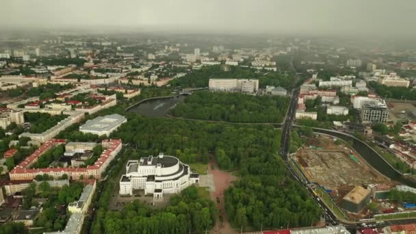Панорамный вид на исторический центр Минска перед грозой. Старый город в центре Минска. Беларусь — стоковое видео