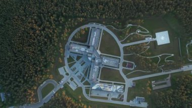 Zhdanovichi, Minsk 'teki tıp merkezinin en üst görüntüsü. Sağlık merkezinin ve helikopterin yüksekliğinden. Belarus.