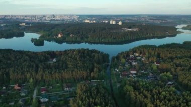 Minsk şehri yakınlarındaki Zhdanovichi köyünün ve Drozdy rezervuarının en üst manzarası. Sağlık merkezinin ve gölün yüksekliğinden bak. Belarus..