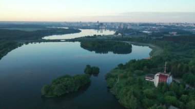 Drozdov rezervuarının en üst manzarası ve şafakta Minsk 'teki çevre yolu. Beyaz Rusya.