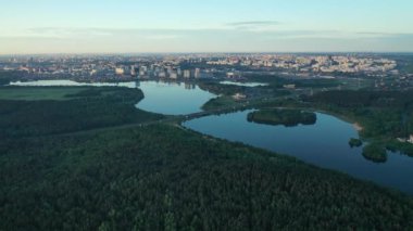 Drozdov rezervuarının en üst manzarası ve şafakta Minsk 'teki çevre yolu. Beyaz Rusya.