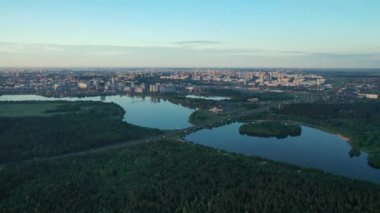 Drozdowski ve zaslavskoe rezervuarı ve şafak vakti Minsk 'teki çevre yolu. Beyaz Rusya.
