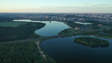 Drozdov rezervuarının en üst manzarası ve şafakta Minsk 'teki çevre yolu. Beyaz Rusya.