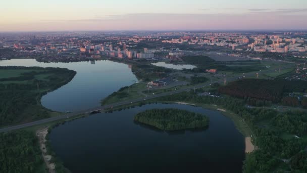 Bovenaanzicht op het Drozdov stuwmeer en de ringweg in Minsk bij dageraad. Belarus. — Stockvideo
