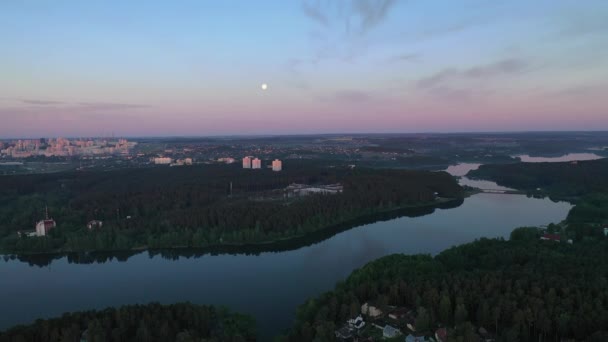 Vista superior da aldeia de Zhdanovichi na floresta perto da cidade de Minsk e do reservatório Drozdy. vista da altura do centro médico e do lake.Belarus. — Vídeo de Stock