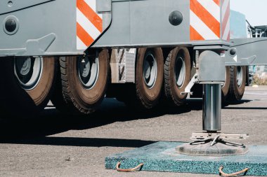 Vincin bacakları için hidrolik destekler denge için kurulur