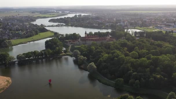 Πετώντας Πάνω Από Κάστρο Nesvizh Πάρκο Γύρω Από Κάστρο Και — Αρχείο Βίντεο