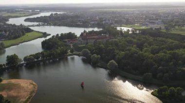 Nesvizh şatosunun üzerinde uçmak, kalenin ve gölün etrafındaki park, Nesvizh 'in hava görüntüsü.