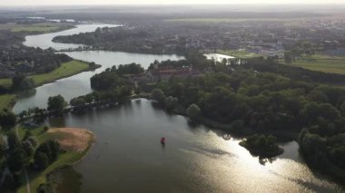 Nesvizh şatosunun üzerinde uçmak, kalenin ve gölün etrafındaki park, Nesvizh 'in hava görüntüsü.