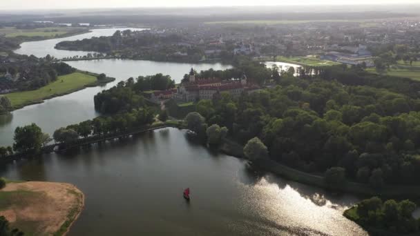 Létání Nad Zámkem Nesvizh Park Kolem Hradu Jezera Letecké Video — Stock video