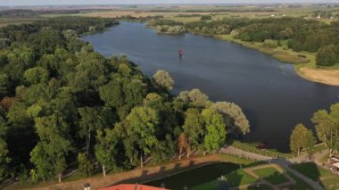 Nesvizh şatosunun üzerinde uçmak, kalenin ve gölün etrafındaki park, Nesvizh 'in hava görüntüsü.