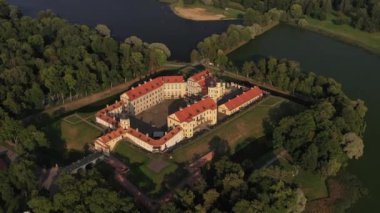 Nesvizh şatosunun üzerinde uçmak, kalenin ve gölün etrafındaki park, Nesvizh 'in hava görüntüsü.