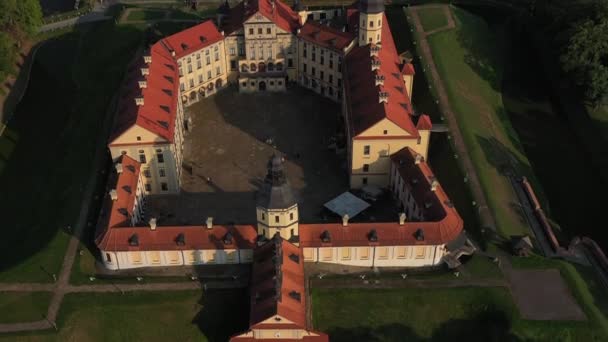 Πετώντας πάνω από το κάστρο Nesvizh, το πάρκο γύρω από το κάστρο και τη λίμνη, εναέρια βίντεο του Nesvizh — Αρχείο Βίντεο