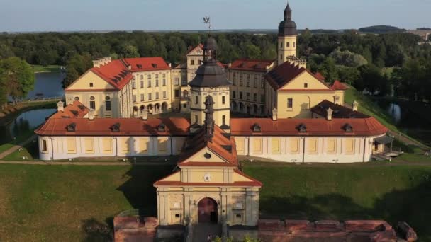 Repülő át a Nesvizh kastély, a park körül a vár és a tó, légi felvétel Nesvizh — Stock videók