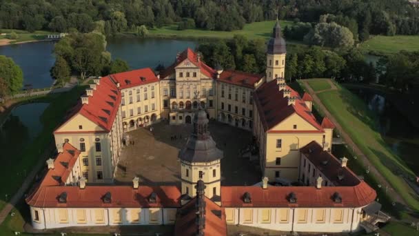 Terbang di atas istana Nesvizh, taman di sekitar kastil dan danau, video udara Nesvizh — Stok Video
