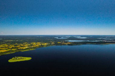 Braslav Gölleri Ulusal Parkı 'ndaki Drivyaty Gölü' nün en güzel manzarası, Belarus 'un en güzel gölleri. Belarus' ta bir ada.