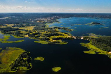 Braslav gölleri Ulusal Parkı 'ndaki Snudy ve Strusto göllerinin en güzel manzarası. Beyaz Rusya' nın en güzel gölleri..
