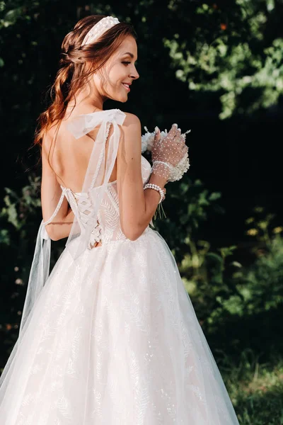 Портрет Элегантной Невесты Белом Платье Букетом Природе Парке Модель Свадебном — стоковое фото