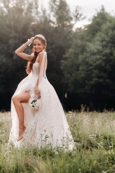 Dia Casamento Uma Noiva Elegante Vestido Longo Branco Luvas Com — Fotografia de Stock