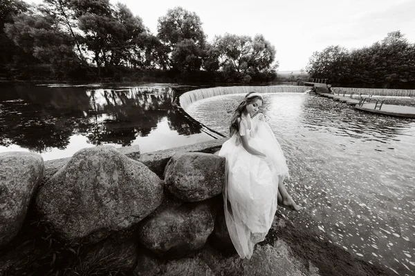 Elegant Bride White Dress Gloves Bare Feet Sitting Waterfall Park — Stock Photo, Image
