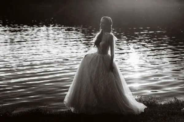 Uma Noiva Elegante Vestido Branco Gosta Natureza Pôr Sol Model — Fotografia de Stock