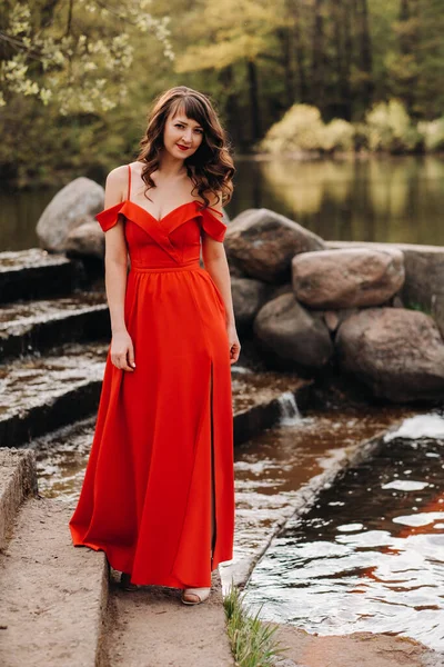 Uma Menina Bonita Nova Com Cabelo Marrom Longo Vestido Vermelho — Fotografia de Stock