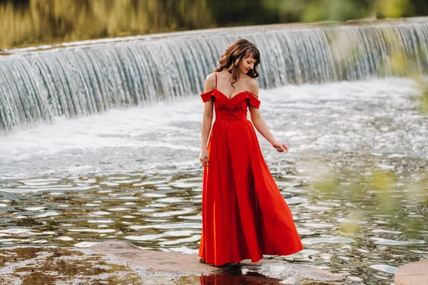 Una Giovane Bella Ragazza Con Lunghi Capelli Castani Abito Lungo — Foto Stock