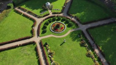 Minsk şehrindeki botanik bahçesi. İngiliz usulü yeşil bahçe. Beyaz Rusya.