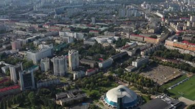 Minsk 'in merkezindeki yerleşim alanlarının yüksekliğinden bak. Beyaz Rusya