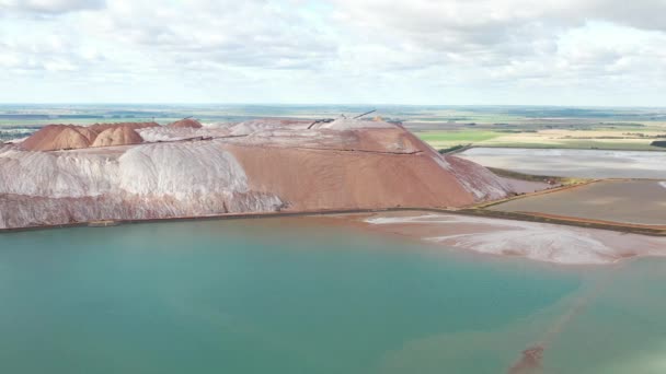 Berg Produkter För Produktion Kaliumklorid Salt Och Artificiella Reservoarer Saltberg — Stockvideo