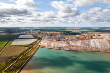 Potasyum tuzu ve yapay turkuaz rezervleri üretimi için dağlar kadar ürün. Soligorski şehri yakınlarındaki tuz dağları. Topraklar için gübre üretimi. Beyaz Rusya.