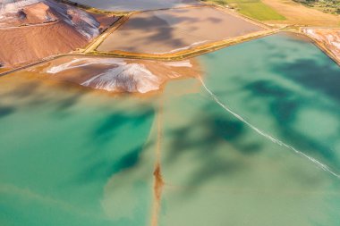 Potasyum tuzu ve yapay turkuaz rezervleri üretimi için dağlar kadar ürün. Soligorski şehri yakınlarındaki tuz dağları. Topraklar için gübre üretimi. Beyaz Rusya.