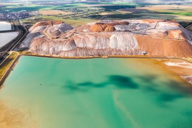 Potasyum tuzu ve yapay turkuaz rezervleri üretimi için dağlar kadar ürün. Soligorski şehri yakınlarındaki tuz dağları. Topraklar için gübre üretimi. Beyaz Rusya.