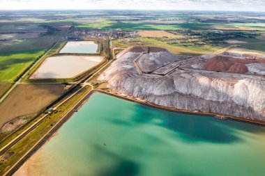 Potasyum tuzu ve yapay turkuaz rezervleri üretimi için dağlar kadar ürün. Soligorski şehri yakınlarındaki tuz dağları. Topraklar için gübre üretimi. Beyaz Rusya.
