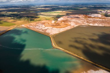 Potasyum tuzu ve yapay turkuaz rezervleri üretimi için dağlar kadar ürün. Soligorski şehri yakınlarındaki tuz dağları. Topraklar için gübre üretimi. Beyaz Rusya.