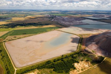 Potasyum tuzu ve yapay rezervuar üretimi için dağlar kadar ürün. Soligorski şehri yakınlarındaki tuz dağları. Topraklar için gübre üretimi. Beyaz Rusya
