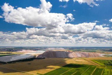 Potasyum tuzu ve yapay rezervuar üretimi için dağlar kadar ürün. Soligorski şehri yakınlarındaki tuz dağları. Topraklar için gübre üretimi. Beyaz Rusya